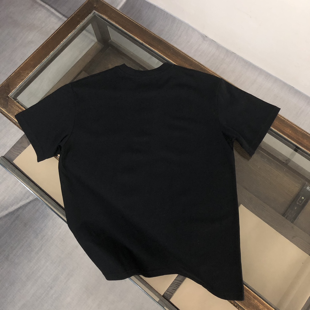 P75 GIVENCHY 纪梵希 26SS最新款情侣款短袖T恤～品牌新元素印花设计～面料上身舒适透气，不僵硬，修身的剪裁，采用高定定制纯棉面料！上身舒适有型，内搭单穿都完全没问题，时尚潮人必备！！！ 颜色：黑色 白色 码数：M-XXXL