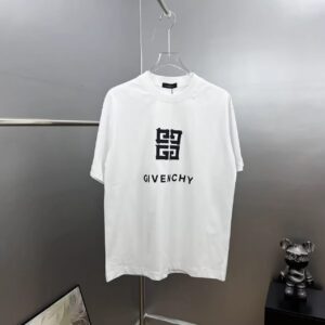 P80 gvc～纪梵 厚板滴胶字母 《区别通货面料》 7A抗菌短袖tee 上身十分舒适，男女同款半袖，落肩宽松版型 颜色: 黑色 白色 咖啡色 尺码：S（90-130斤） M（125-150斤） L（135-165斤） XL（160-190斤） XXL（185-220斤）