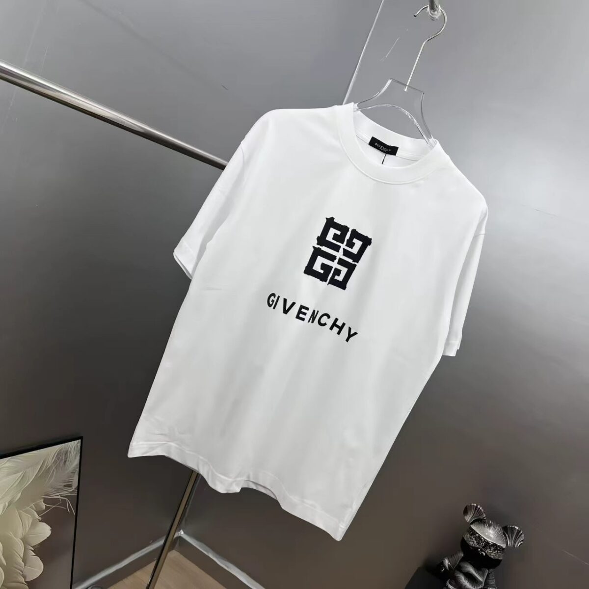 weigou_200771_1_179ed172fd P80 gvc~纪梵 厚板滴胶字母 《区别通货面料》 7A抗菌短袖tee 上身十分舒适,男女同款半袖,落肩宽松版型 颜色: 黑色 白色 咖啡色 尺码:S(90-130斤) M(125-150斤) L(135-165斤) XL(160-190斤) XXL(185-220斤)