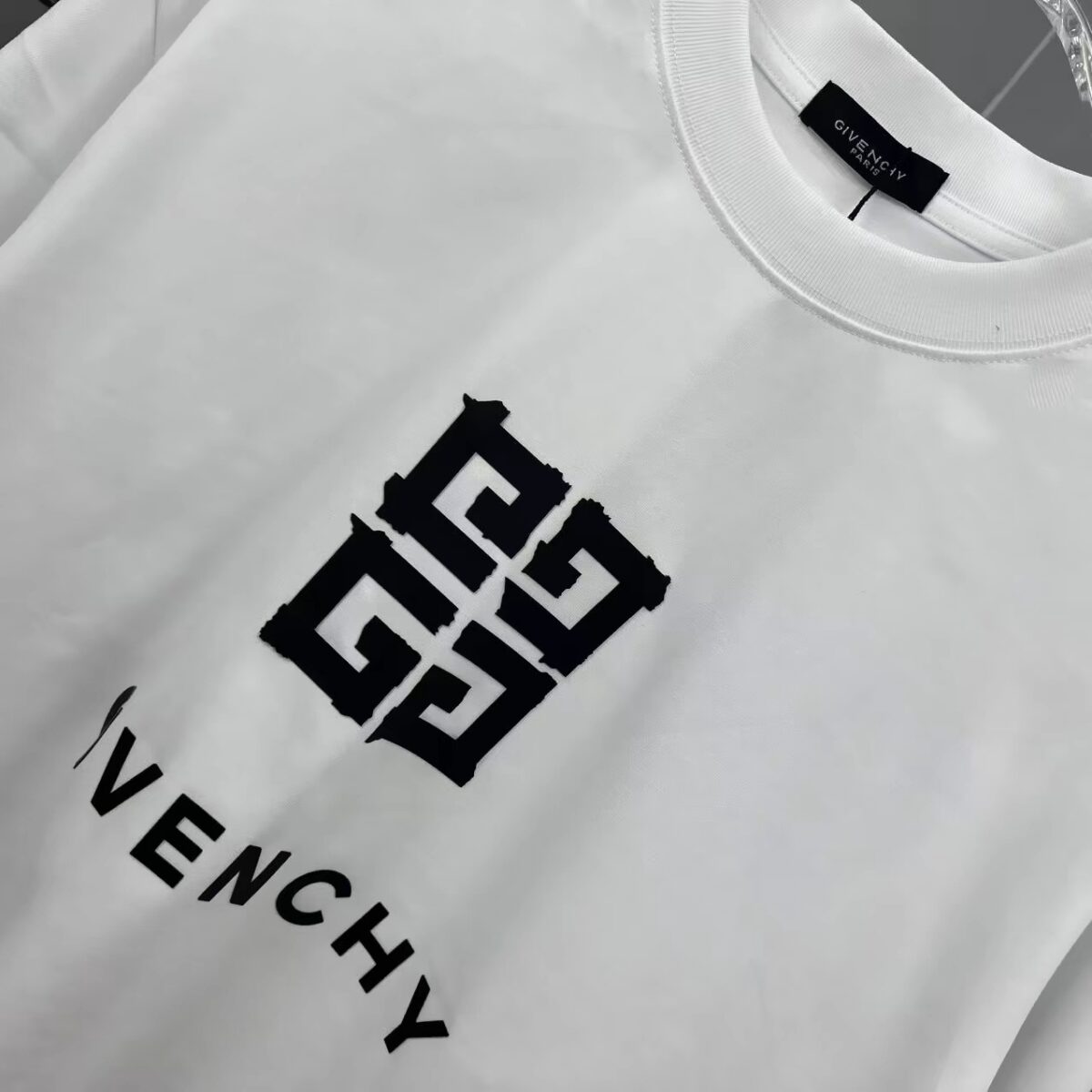 weigou_200771_2_0d5f7f6299 P80 gvc~纪梵 厚板滴胶字母 《区别通货面料》 7A抗菌短袖tee 上身十分舒适,男女同款半袖,落肩宽松版型 颜色: 黑色 白色 咖啡色 尺码:S(90-130斤) M(125-150斤) L(135-165斤) XL(160-190斤) XXL(185-220斤)