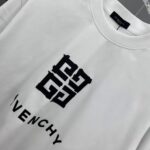 weigou_200771_2_0d5f7f6299 P80 gvc~纪梵 厚板滴胶字母 《区别通货面料》 7A抗菌短袖tee 上身十分舒适,男女同款半袖,落肩宽松版型 颜色: 黑色 白色 咖啡色 尺码:S(90-130斤) M(125-150斤) L(135-165斤) XL(160-190斤) XXL(185-220斤)