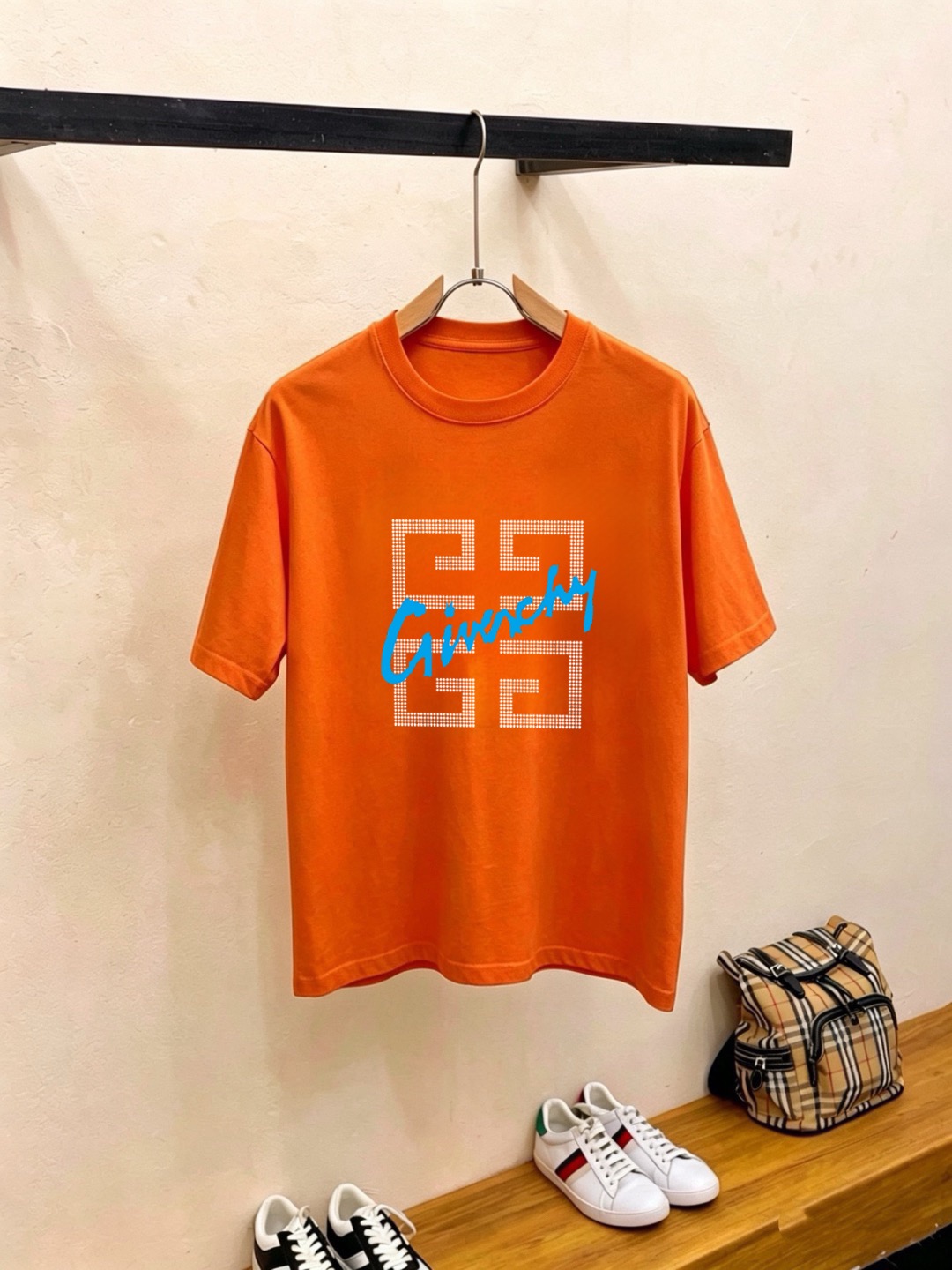 P70 品牌： 纪梵希 (胖子福音)原单男士休闲短袖T恤，2026春夏新品，定制胸前顶级logo 工艺、搭配整件细节 品质及剪裁设计都堪称一流，定制进口丝光棉面料！型格十足，配色轻熟百搭。M-5XL(穿到220斤)