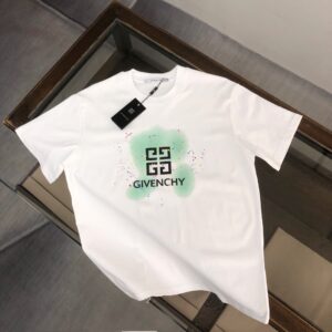 P75 GIVENCHY 纪梵希 26SS最新款情侣款短袖T恤～品牌新元素印花设计～面料上身舒适透气，不僵硬，修身的剪裁，采用高定定制纯棉面料！上身舒适有型，内搭单穿都完全没问题，时尚潮人必备！！！ 颜色：黑色 白色 码数：M-XXXL