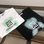 P75 GIVENCHY 纪梵希 26SS最新款情侣款短袖T恤～品牌新元素印花设计～面料上身舒适透气，不僵硬，修身的剪裁，采用高定定制纯棉面料！上身舒适有型，内搭单穿都完全没问题，时尚潮人必备！！！ 颜色：黑色 白色 码数：M-XXXL