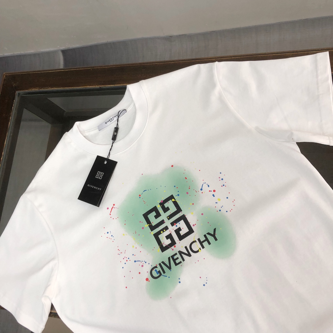 P75 GIVENCHY 纪梵希 26SS最新款情侣款短袖T恤～品牌新元素印花设计～面料上身舒适透气，不僵硬，修身的剪裁，采用高定定制纯棉面料！上身舒适有型，内搭单穿都完全没问题，时尚潮人必备！！！ 颜色：黑色 白色 码数：M-XXXL