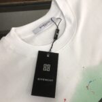P75 GIVENCHY 纪梵希 26SS最新款情侣款短袖T恤～品牌新元素印花设计～面料上身舒适透气，不僵硬，修身的剪裁，采用高定定制纯棉面料！上身舒适有型，内搭单穿都完全没问题，时尚潮人必备！！！ 颜色：黑色 白色 码数：M-XXXL