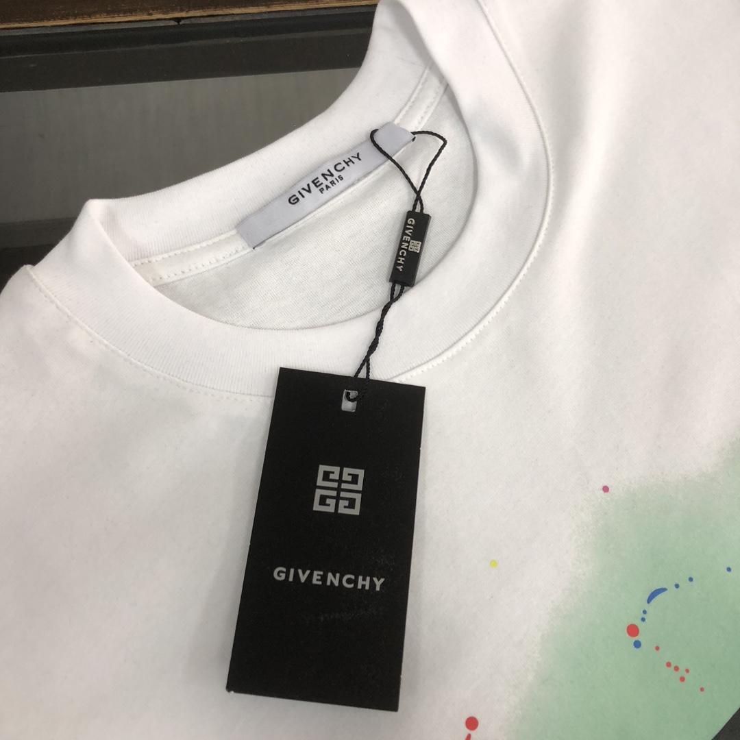 P75 GIVENCHY 纪梵希 26SS最新款情侣款短袖T恤～品牌新元素印花设计～面料上身舒适透气，不僵硬，修身的剪裁，采用高定定制纯棉面料！上身舒适有型，内搭单穿都完全没问题，时尚潮人必备！！！ 颜色：黑色 白色 码数：M-XXXL