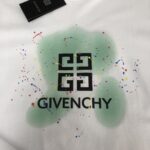 P75 GIVENCHY 纪梵希 26SS最新款情侣款短袖T恤～品牌新元素印花设计～面料上身舒适透气，不僵硬，修身的剪裁，采用高定定制纯棉面料！上身舒适有型，内搭单穿都完全没问题，时尚潮人必备！！！ 颜色：黑色 白色 码数：M-XXXL
