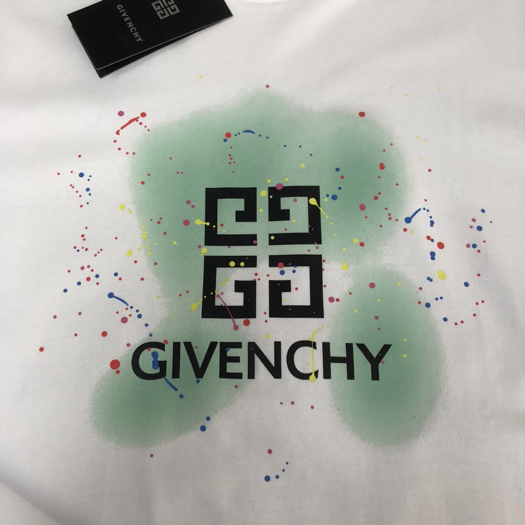 P75 GIVENCHY 纪梵希 26SS最新款情侣款短袖T恤～品牌新元素印花设计～面料上身舒适透气，不僵硬，修身的剪裁，采用高定定制纯棉面料！上身舒适有型，内搭单穿都完全没问题，时尚潮人必备！！！ 颜色：黑色 白色 码数：M-XXXL