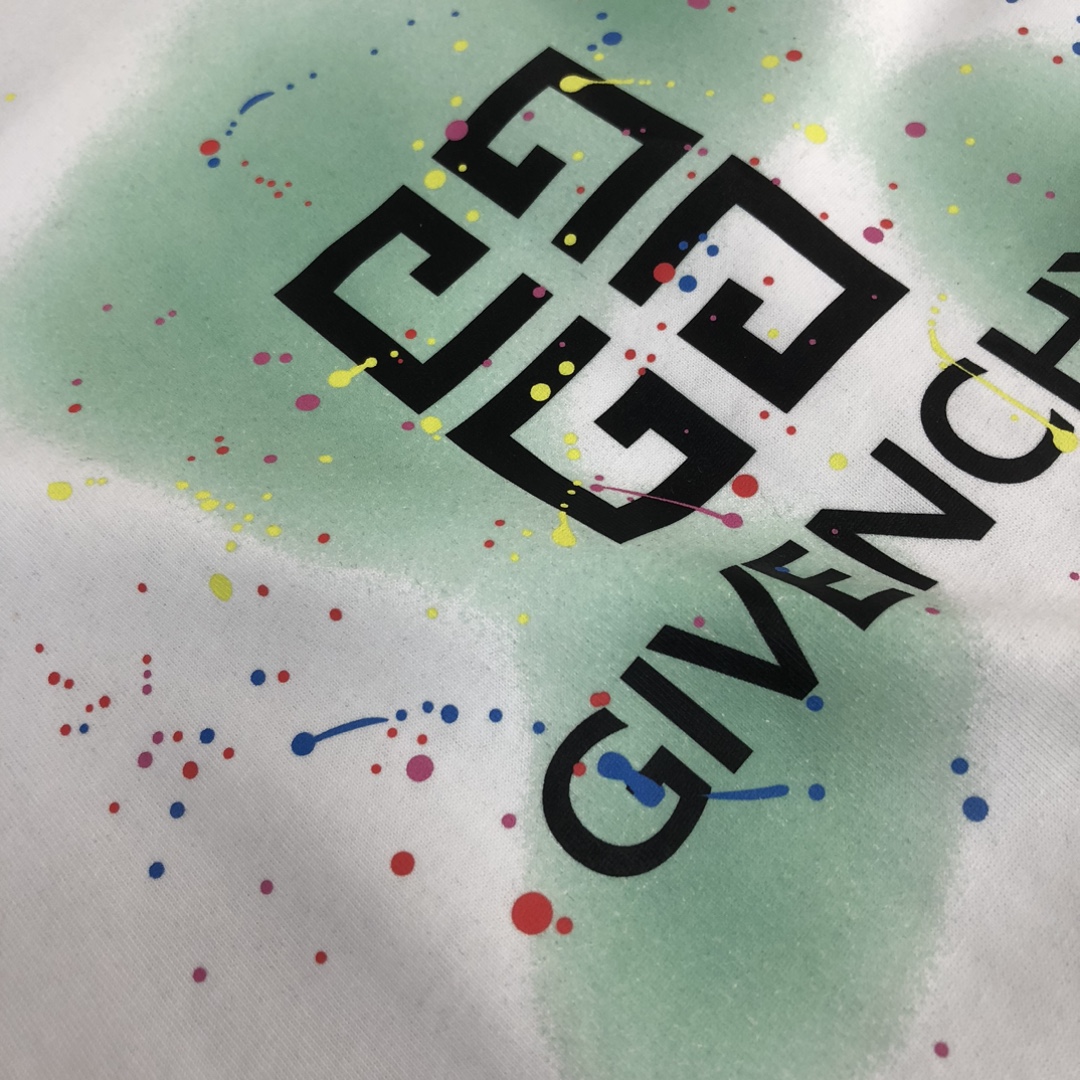 P75 GIVENCHY 纪梵希 26SS最新款情侣款短袖T恤～品牌新元素印花设计～面料上身舒适透气，不僵硬，修身的剪裁，采用高定定制纯棉面料！上身舒适有型，内搭单穿都完全没问题，时尚潮人必备！！！ 颜色：黑色 白色 码数：M-XXXL