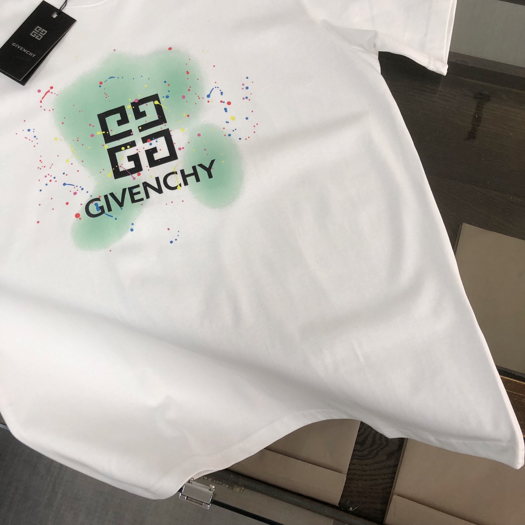 P75 GIVENCHY 纪梵希 26SS最新款情侣款短袖T恤～品牌新元素印花设计～面料上身舒适透气，不僵硬，修身的剪裁，采用高定定制纯棉面料！上身舒适有型，内搭单穿都完全没问题，时尚潮人必备！！！ 颜色：黑色 白色 码数：M-XXXL