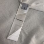 P75 GIVENCHY 纪梵希 26SS最新款情侣款短袖T恤～品牌新元素印花设计～面料上身舒适透气，不僵硬，修身的剪裁，采用高定定制纯棉面料！上身舒适有型，内搭单穿都完全没问题，时尚潮人必备！！！ 颜色：黑色 白色 码数：M-XXXL