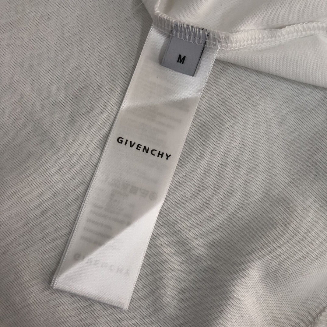 P75 GIVENCHY 纪梵希 26SS最新款情侣款短袖T恤～品牌新元素印花设计～面料上身舒适透气，不僵硬，修身的剪裁，采用高定定制纯棉面料！上身舒适有型，内搭单穿都完全没问题，时尚潮人必备！！！ 颜色：黑色 白色 码数：M-XXXL