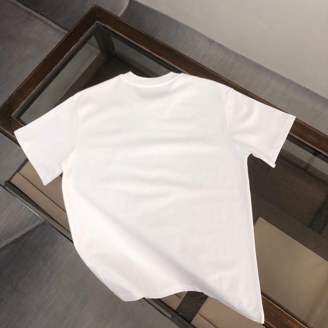P75 GIVENCHY 纪梵希 26SS最新款情侣款短袖T恤～品牌新元素印花设计～面料上身舒适透气，不僵硬，修身的剪裁，采用高定定制纯棉面料！上身舒适有型，内搭单穿都完全没问题，时尚潮人必备！！！ 颜色：黑色 白色 码数：M-XXXL
