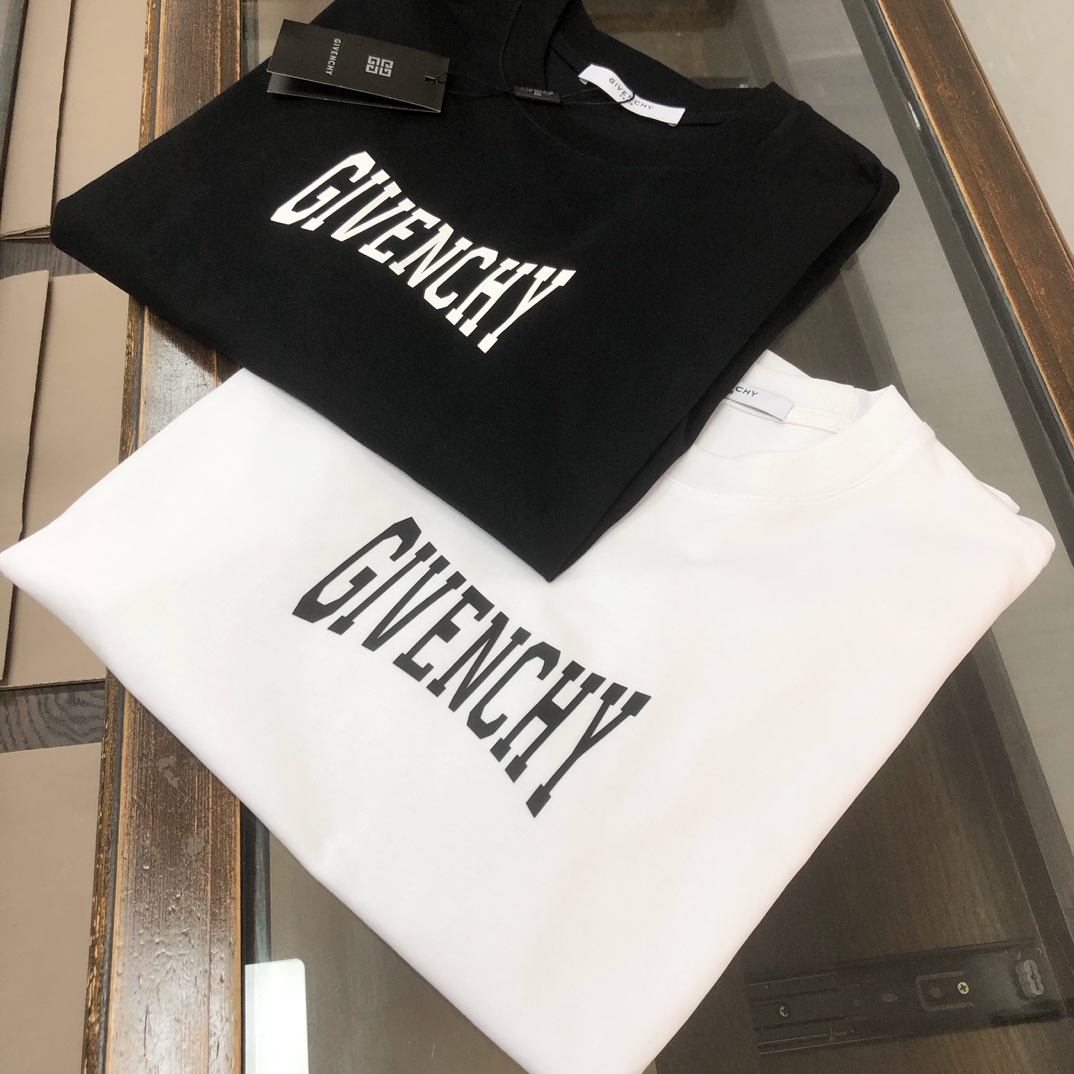 P75 GIV*ENCHY 纪梵希 26SS春夏最新款短袖T恤，男女同款👫定制专属纯棉面料，定制原版工艺螺纹，硅胶印花字母logo设计！简约大方，从容百搭，档次极高，完美融入时尚还有风情感一款完美符合外穿的顶尖时髦气质款！整体给人浑然天成的感觉！极致的重工极致的完美！追求高品质的粉丝们请自行抢购👏👏 颜色：黑色 白色 尺码：M-XXXL