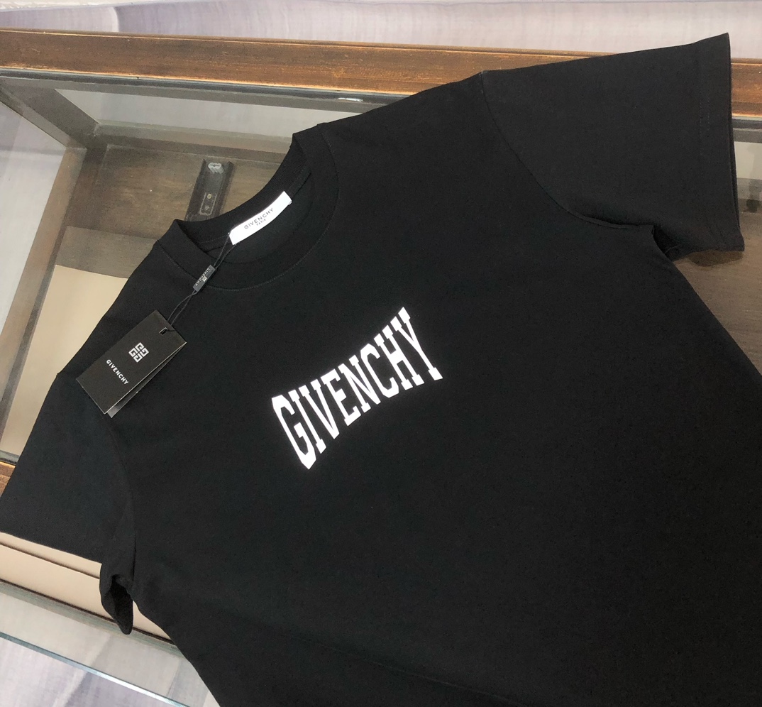 P75 GIV*ENCHY 纪梵希 26SS春夏最新款短袖T恤，男女同款👫定制专属纯棉面料，定制原版工艺螺纹，硅胶印花字母logo设计！简约大方，从容百搭，档次极高，完美融入时尚还有风情感一款完美符合外穿的顶尖时髦气质款！整体给人浑然天成的感觉！极致的重工极致的完美！追求高品质的粉丝们请自行抢购👏👏 颜色：黑色 白色 尺码：M-XXXL