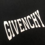 P75 GIV*ENCHY 纪梵希 26SS春夏最新款短袖T恤，男女同款👫定制专属纯棉面料，定制原版工艺螺纹，硅胶印花字母logo设计！简约大方，从容百搭，档次极高，完美融入时尚还有风情感一款完美符合外穿的顶尖时髦气质款！整体给人浑然天成的感觉！极致的重工极致的完美！追求高品质的粉丝们请自行抢购👏👏 颜色：黑色 白色 尺码：M-XXXL