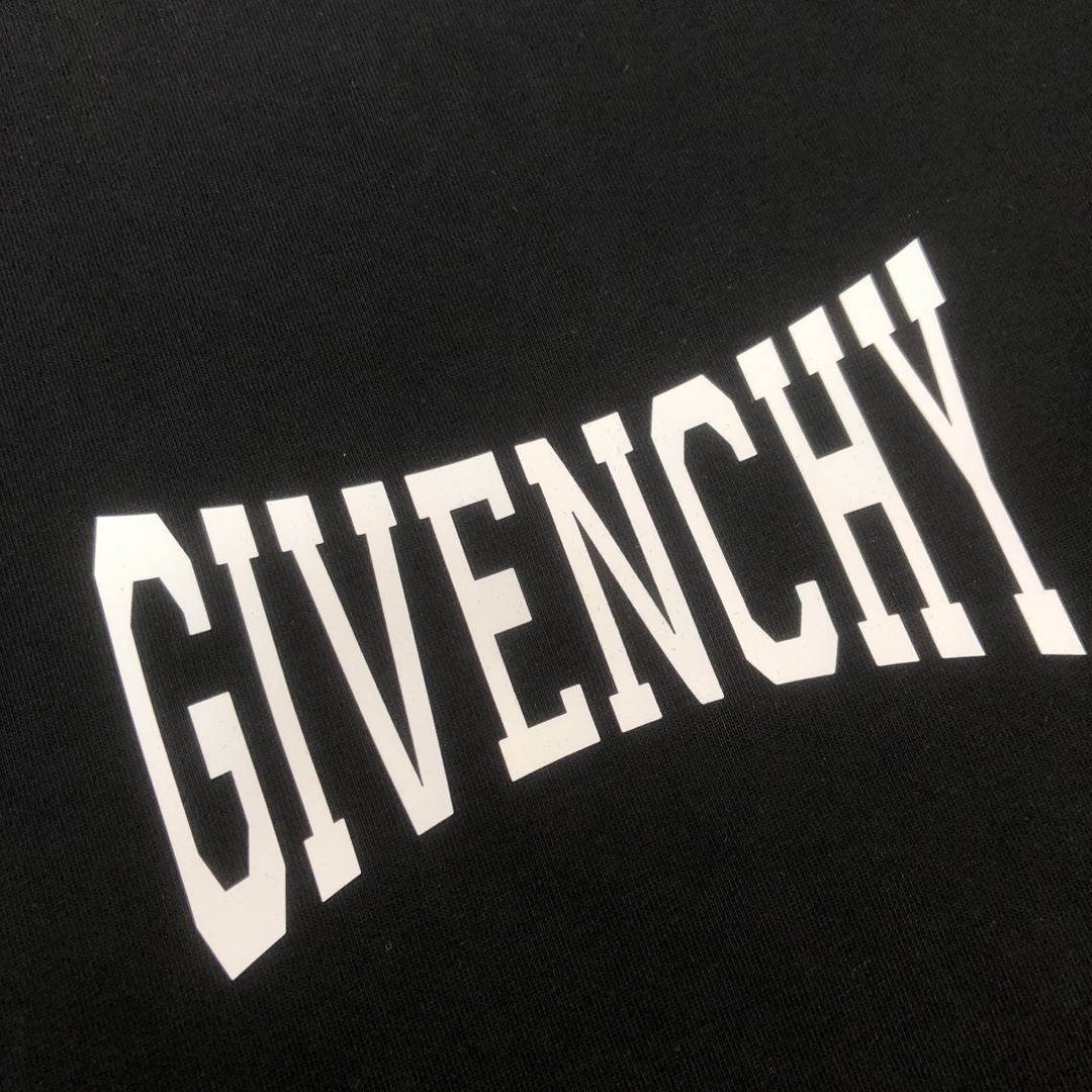 P75 GIV*ENCHY 纪梵希 26SS春夏最新款短袖T恤，男女同款👫定制专属纯棉面料，定制原版工艺螺纹，硅胶印花字母logo设计！简约大方，从容百搭，档次极高，完美融入时尚还有风情感一款完美符合外穿的顶尖时髦气质款！整体给人浑然天成的感觉！极致的重工极致的完美！追求高品质的粉丝们请自行抢购👏👏 颜色：黑色 白色 尺码：M-XXXL