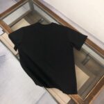 P75 GIV*ENCHY 纪梵希 26SS春夏最新款短袖T恤，男女同款👫定制专属纯棉面料，定制原版工艺螺纹，硅胶印花字母logo设计！简约大方，从容百搭，档次极高，完美融入时尚还有风情感一款完美符合外穿的顶尖时髦气质款！整体给人浑然天成的感觉！极致的重工极致的完美！追求高品质的粉丝们请自行抢购👏👏 颜色：黑色 白色 尺码：M-XXXL