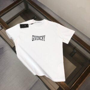 P75 GIV*ENCHY 纪梵希 26SS春夏最新款短袖T恤，男女同款👫定制专属纯棉面料，定制原版工艺螺纹，硅胶印花字母logo设计！简约大方，从容百搭，档次极高，完美融入时尚还有风情感一款完美符合外穿的顶尖时髦气质款！整体给人浑然天成的感觉！极致的重工极致的完美！追求高品质的粉丝们请自行抢购👏👏 颜色：黑色 白色 尺码：M-XXXL（下单请报身高体重！）