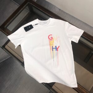 P75 GIVENCHY 纪梵希 26SS夏季新品上市🍃时尚经典圆领短袖👍🏻情侣款😆时尚单品设计，更加时尚舒适，高标准定制，上身非常有型，胸前品牌logo印花图案 客供辅料，客供进口高档面料🔥质感非常细腻，细节工艺精湛考究，塑造性极高的一款单品，任何时装都可以搭配，版型超级好 ✂️潮男必备单品 👏 颜色：黑色 白色 尺码：M-XXXL