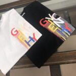 P75 GIVENCHY 纪梵希 26SS夏季新品上市🍃时尚经典圆领短袖👍🏻情侣款😆时尚单品设计，更加时尚舒适，高标准定制，上身非常有型，胸前品牌logo印花图案 客供辅料，客供进口高档面料🔥质感非常细腻，细节工艺精湛考究，塑造性极高的一款单品，任何时装都可以搭配，版型超级好 ✂️潮男必备单品 👏 颜色：黑色 白色 尺码：M-XXXL