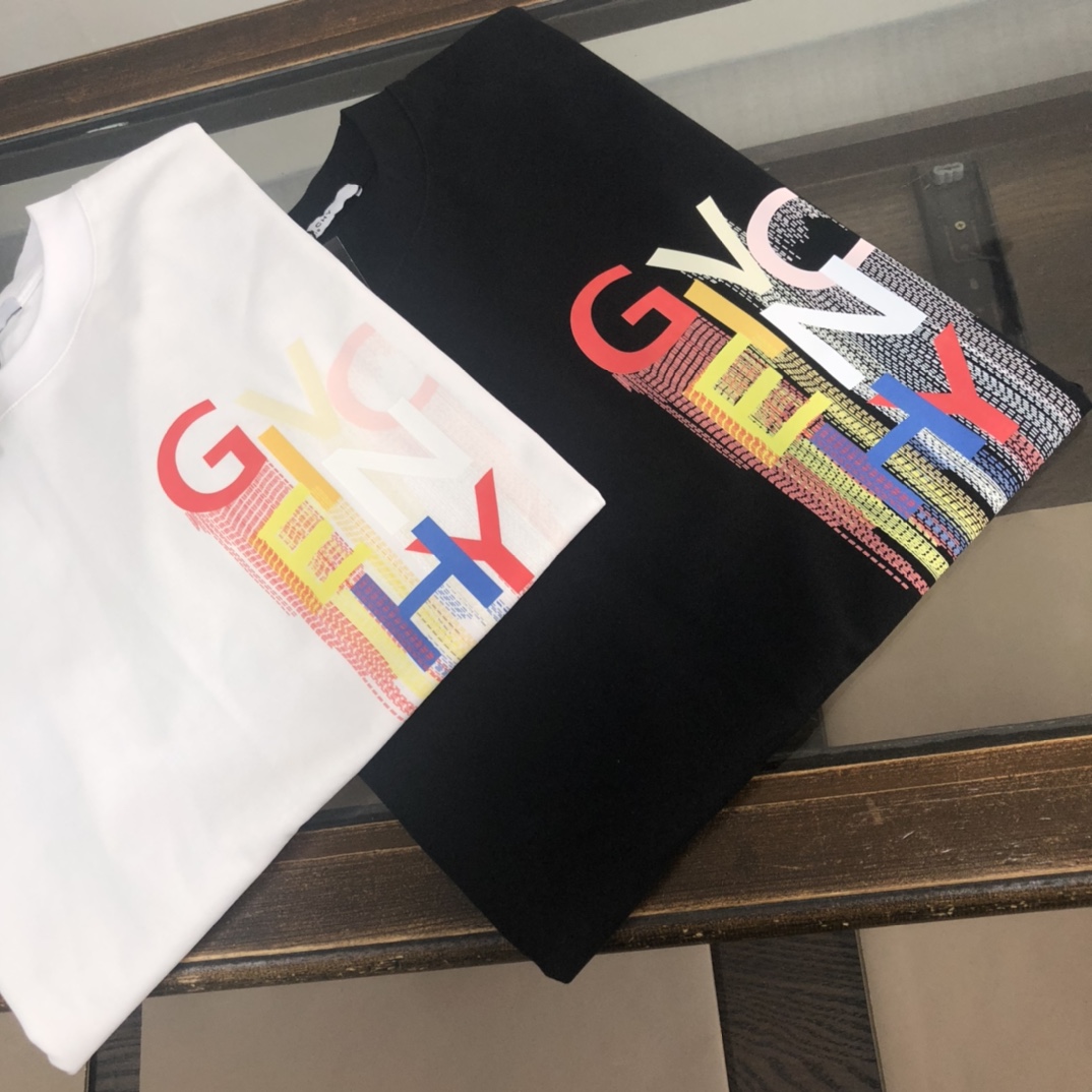 P75 GIVENCHY 纪梵希 26SS夏季新品上市🍃时尚经典圆领短袖👍🏻情侣款😆时尚单品设计，更加时尚舒适，高标准定制，上身非常有型，胸前品牌logo印花图案 客供辅料，客供进口高档面料🔥质感非常细腻，细节工艺精湛考究，塑造性极高的一款单品，任何时装都可以搭配，版型超级好 ✂️潮男必备单品 👏 颜色：黑色 白色 尺码：M-XXXL