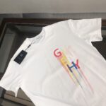 P75 GIVENCHY 纪梵希 26SS夏季新品上市🍃时尚经典圆领短袖👍🏻情侣款😆时尚单品设计，更加时尚舒适，高标准定制，上身非常有型，胸前品牌logo印花图案 客供辅料，客供进口高档面料🔥质感非常细腻，细节工艺精湛考究，塑造性极高的一款单品，任何时装都可以搭配，版型超级好 ✂️潮男必备单品 👏 颜色：黑色 白色 尺码：M-XXXL