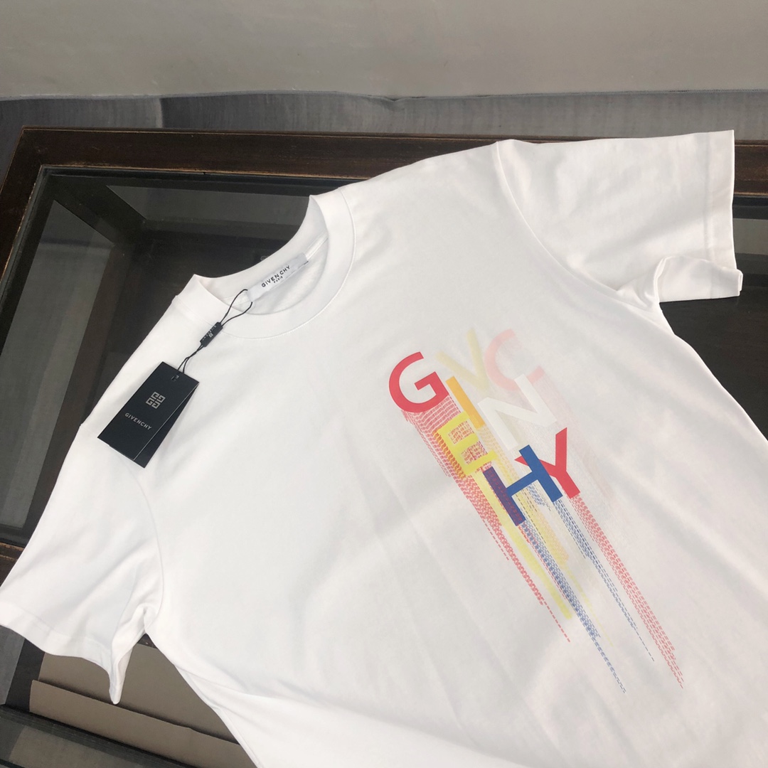 P75 GIVENCHY 纪梵希 26SS夏季新品上市🍃时尚经典圆领短袖👍🏻情侣款😆时尚单品设计，更加时尚舒适，高标准定制，上身非常有型，胸前品牌logo印花图案 客供辅料，客供进口高档面料🔥质感非常细腻，细节工艺精湛考究，塑造性极高的一款单品，任何时装都可以搭配，版型超级好 ✂️潮男必备单品 👏 颜色：黑色 白色 尺码：M-XXXL