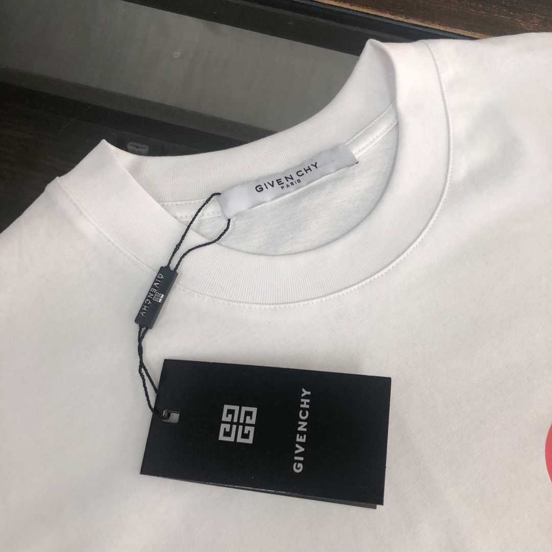 P75 GIVENCHY 纪梵希 26SS夏季新品上市🍃时尚经典圆领短袖👍🏻情侣款😆时尚单品设计，更加时尚舒适，高标准定制，上身非常有型，胸前品牌logo印花图案 客供辅料，客供进口高档面料🔥质感非常细腻，细节工艺精湛考究，塑造性极高的一款单品，任何时装都可以搭配，版型超级好 ✂️潮男必备单品 👏 颜色：黑色 白色 尺码：M-XXXL