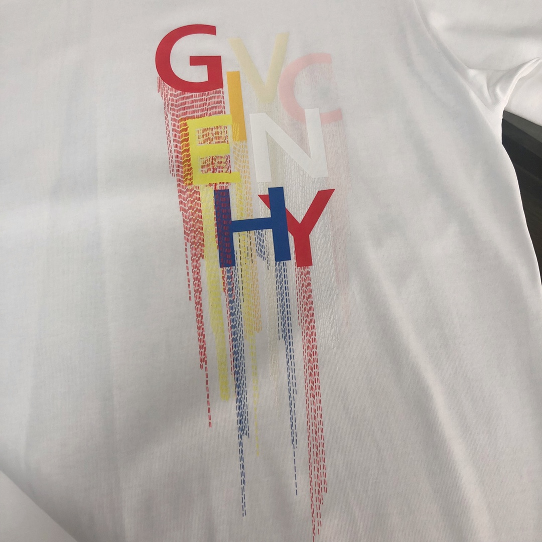 P75 GIVENCHY 纪梵希 26SS夏季新品上市🍃时尚经典圆领短袖👍🏻情侣款😆时尚单品设计，更加时尚舒适，高标准定制，上身非常有型，胸前品牌logo印花图案 客供辅料，客供进口高档面料🔥质感非常细腻，细节工艺精湛考究，塑造性极高的一款单品，任何时装都可以搭配，版型超级好 ✂️潮男必备单品 👏 颜色：黑色 白色 尺码：M-XXXL