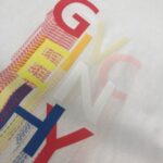 P75 GIVENCHY 纪梵希 26SS夏季新品上市🍃时尚经典圆领短袖👍🏻情侣款😆时尚单品设计，更加时尚舒适，高标准定制，上身非常有型，胸前品牌logo印花图案 客供辅料，客供进口高档面料🔥质感非常细腻，细节工艺精湛考究，塑造性极高的一款单品，任何时装都可以搭配，版型超级好 ✂️潮男必备单品 👏 颜色：黑色 白色 尺码：M-XXXL