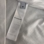 P75 GIVENCHY 纪梵希 26SS夏季新品上市🍃时尚经典圆领短袖👍🏻情侣款😆时尚单品设计，更加时尚舒适，高标准定制，上身非常有型，胸前品牌logo印花图案 客供辅料，客供进口高档面料🔥质感非常细腻，细节工艺精湛考究，塑造性极高的一款单品，任何时装都可以搭配，版型超级好 ✂️潮男必备单品 👏 颜色：黑色 白色 尺码：M-XXXL