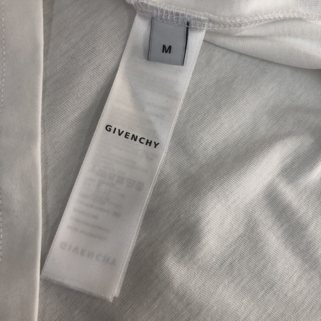 P75 GIVENCHY 纪梵希 26SS夏季新品上市🍃时尚经典圆领短袖👍🏻情侣款😆时尚单品设计，更加时尚舒适，高标准定制，上身非常有型，胸前品牌logo印花图案 客供辅料，客供进口高档面料🔥质感非常细腻，细节工艺精湛考究，塑造性极高的一款单品，任何时装都可以搭配，版型超级好 ✂️潮男必备单品 👏 颜色：黑色 白色 尺码：M-XXXL