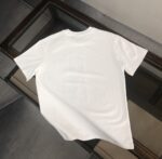 P75 GIVENCHY 纪梵希 26SS夏季新品上市🍃时尚经典圆领短袖👍🏻情侣款😆时尚单品设计，更加时尚舒适，高标准定制，上身非常有型，胸前品牌logo印花图案 客供辅料，客供进口高档面料🔥质感非常细腻，细节工艺精湛考究，塑造性极高的一款单品，任何时装都可以搭配，版型超级好 ✂️潮男必备单品 👏 颜色：黑色 白色 尺码：M-XXXL