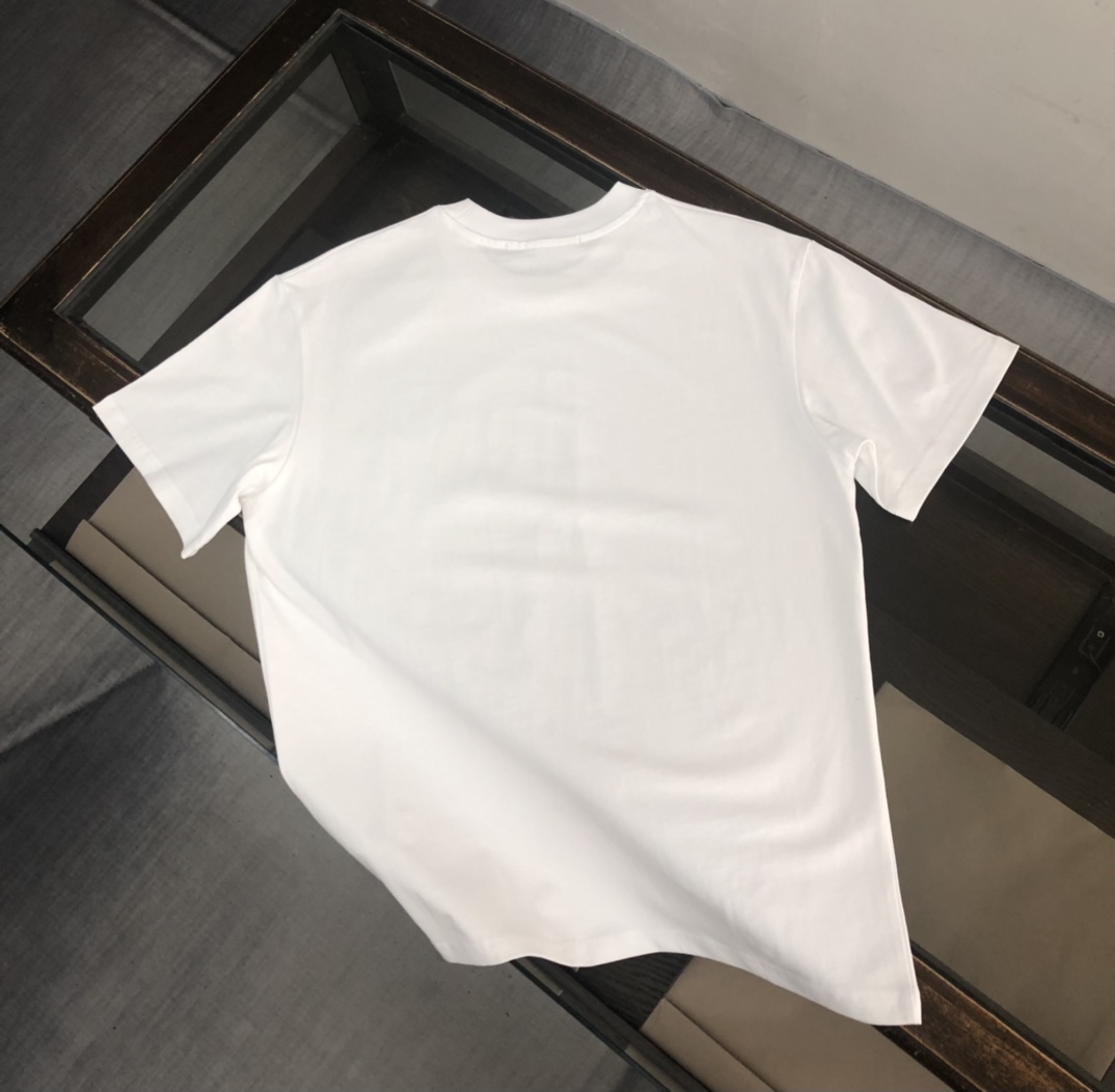 P75 GIVENCHY 纪梵希 26SS夏季新品上市🍃时尚经典圆领短袖👍🏻情侣款😆时尚单品设计，更加时尚舒适，高标准定制，上身非常有型，胸前品牌logo印花图案 客供辅料，客供进口高档面料🔥质感非常细腻，细节工艺精湛考究，塑造性极高的一款单品，任何时装都可以搭配，版型超级好 ✂️潮男必备单品 👏 颜色：黑色 白色 尺码：M-XXXL