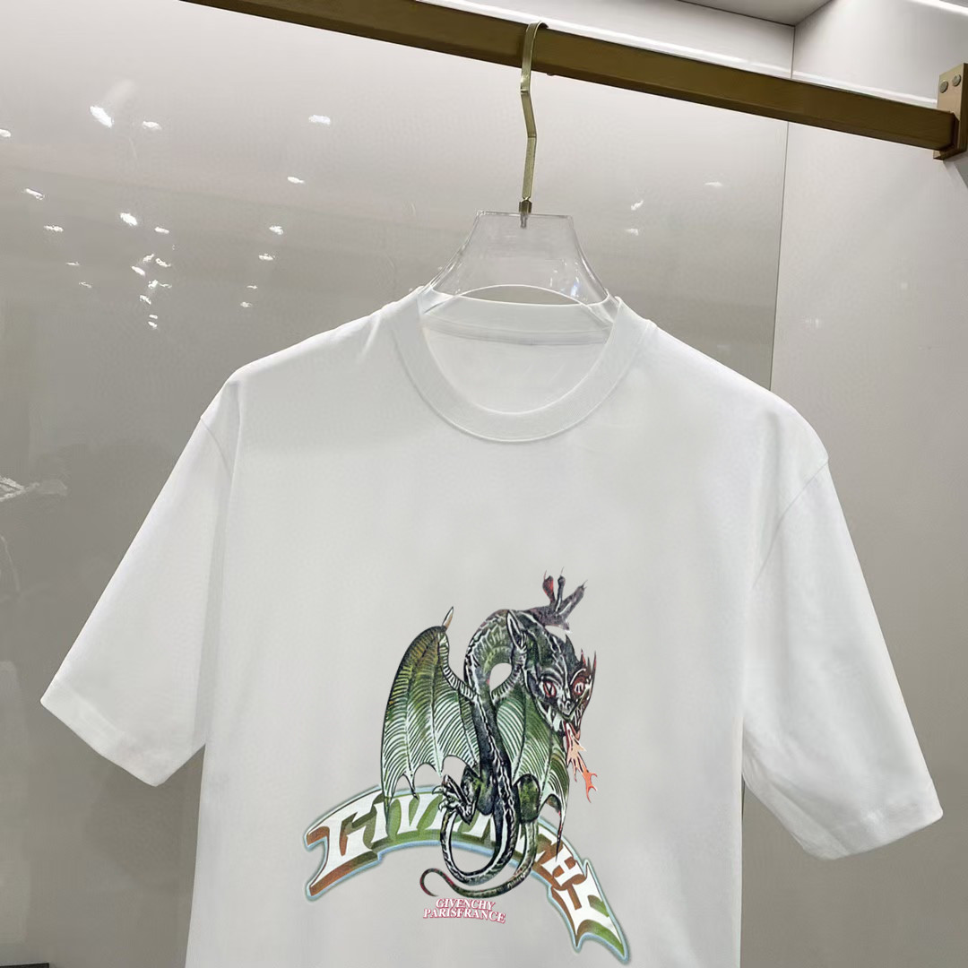 P70 纪梵希 2026早春新款首发专柜最新款短袖圆领T恤 高端订制 设计前卫时尚！高端定制高支长绒棉面料.穿着舒适.专柜级别精致车线.做工精细.上身效果无敌帅气！型男必备单品！ 码数： S M L XL XXL 胸围：50 52 55 58 61 衣长：69 71 73 75 77 肩宽：48 50 53 56 58 袖长：22 23 24 尺寸由于手工测量，存在1-3CM左右的偏差