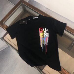 P75 GIVENCHY 纪梵希 26SS夏季新品上市🍃时尚经典圆领短袖👍🏻情侣款😆时尚单品设计，更加时尚舒适，高标准定制，上身非常有型，胸前品牌logo印花图案 客供辅料，客供进口高档面料🔥质感非常细腻，细节工艺精湛考究，塑造性极高的一款单品，任何时装都可以搭配，版型超级好 ✂️潮男必备单品 👏 颜色：黑色 白色 尺码：M-XXXL