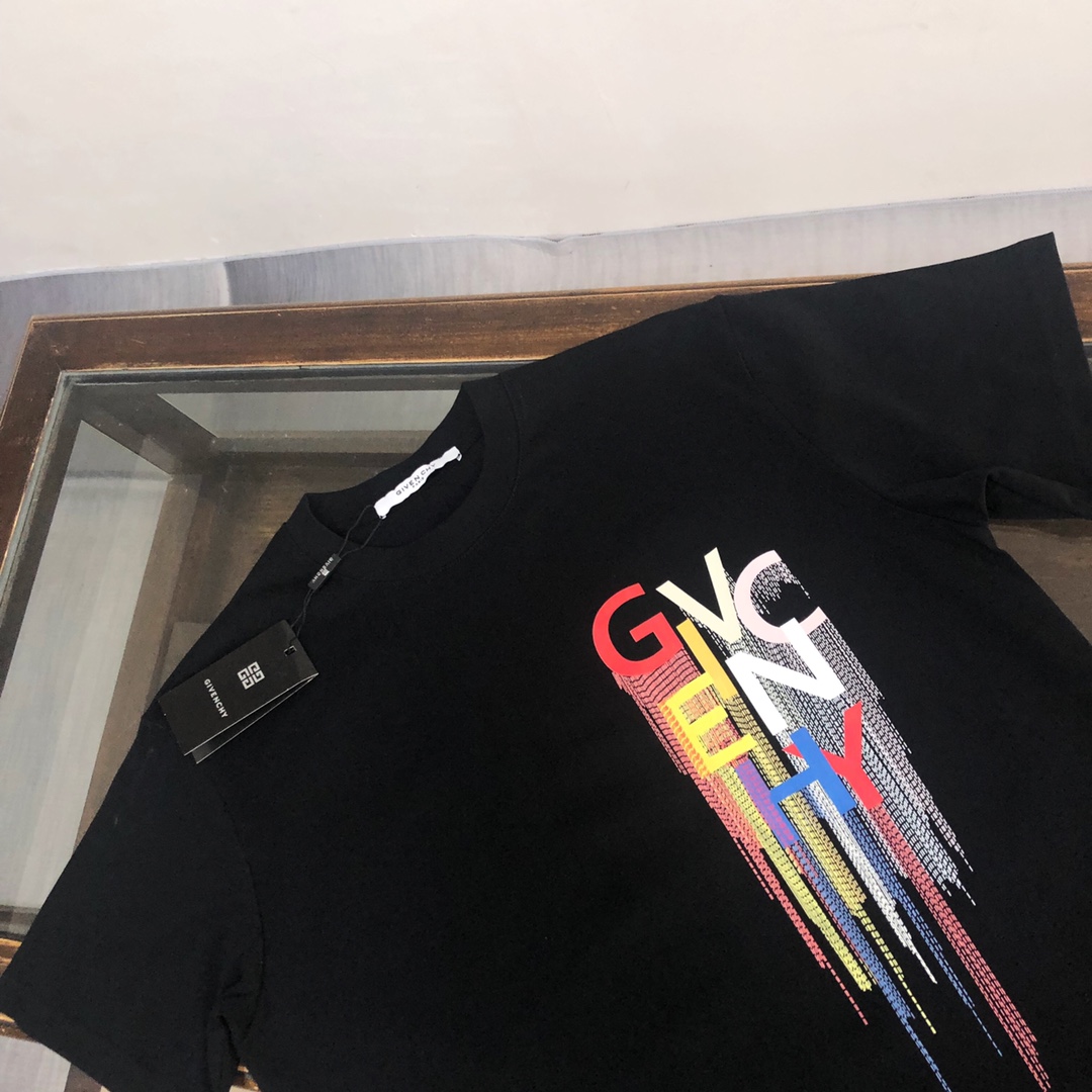 P75 GIVENCHY 纪梵希 26SS夏季新品上市🍃时尚经典圆领短袖👍🏻情侣款😆时尚单品设计，更加时尚舒适，高标准定制，上身非常有型，胸前品牌logo印花图案 客供辅料，客供进口高档面料🔥质感非常细腻，细节工艺精湛考究，塑造性极高的一款单品，任何时装都可以搭配，版型超级好 ✂️潮男必备单品 👏 颜色：黑色 白色 尺码：M-XXXL