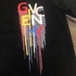 P75 GIVENCHY 纪梵希 26SS夏季新品上市🍃时尚经典圆领短袖👍🏻情侣款😆时尚单品设计，更加时尚舒适，高标准定制，上身非常有型，胸前品牌logo印花图案 客供辅料，客供进口高档面料🔥质感非常细腻，细节工艺精湛考究，塑造性极高的一款单品，任何时装都可以搭配，版型超级好 ✂️潮男必备单品 👏 颜色：黑色 白色 尺码：M-XXXL