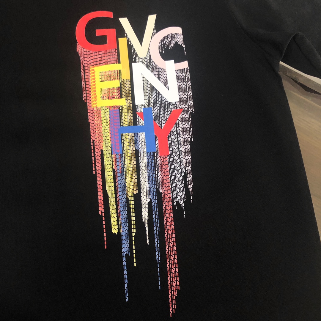 P75 GIVENCHY 纪梵希 26SS夏季新品上市🍃时尚经典圆领短袖👍🏻情侣款😆时尚单品设计，更加时尚舒适，高标准定制，上身非常有型，胸前品牌logo印花图案 客供辅料，客供进口高档面料🔥质感非常细腻，细节工艺精湛考究，塑造性极高的一款单品，任何时装都可以搭配，版型超级好 ✂️潮男必备单品 👏 颜色：黑色 白色 尺码：M-XXXL