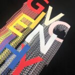 P75 GIVENCHY 纪梵希 26SS夏季新品上市🍃时尚经典圆领短袖👍🏻情侣款😆时尚单品设计，更加时尚舒适，高标准定制，上身非常有型，胸前品牌logo印花图案 客供辅料，客供进口高档面料🔥质感非常细腻，细节工艺精湛考究，塑造性极高的一款单品，任何时装都可以搭配，版型超级好 ✂️潮男必备单品 👏 颜色：黑色 白色 尺码：M-XXXL