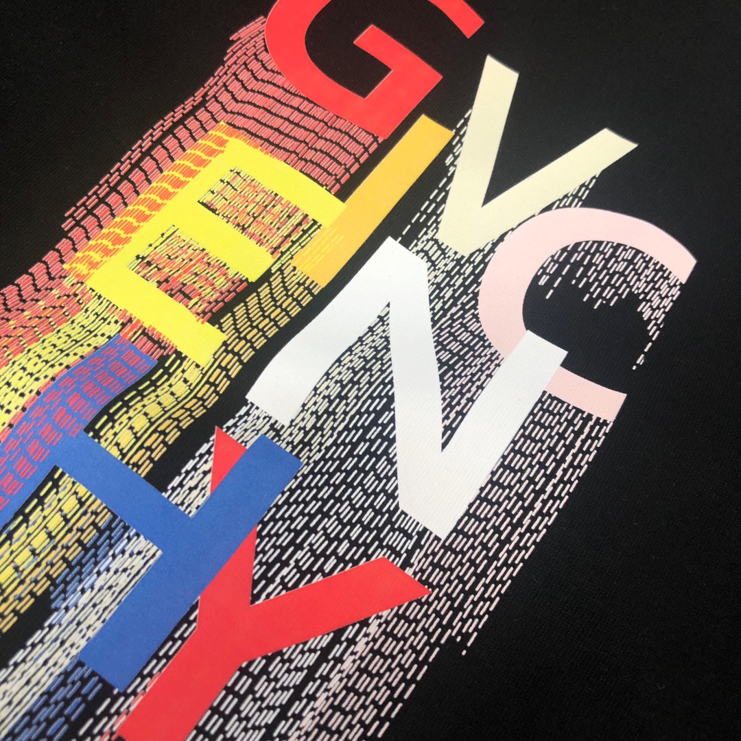 P75 GIVENCHY 纪梵希 26SS夏季新品上市🍃时尚经典圆领短袖👍🏻情侣款😆时尚单品设计，更加时尚舒适，高标准定制，上身非常有型，胸前品牌logo印花图案 客供辅料，客供进口高档面料🔥质感非常细腻，细节工艺精湛考究，塑造性极高的一款单品，任何时装都可以搭配，版型超级好 ✂️潮男必备单品 👏 颜色：黑色 白色 尺码：M-XXXL