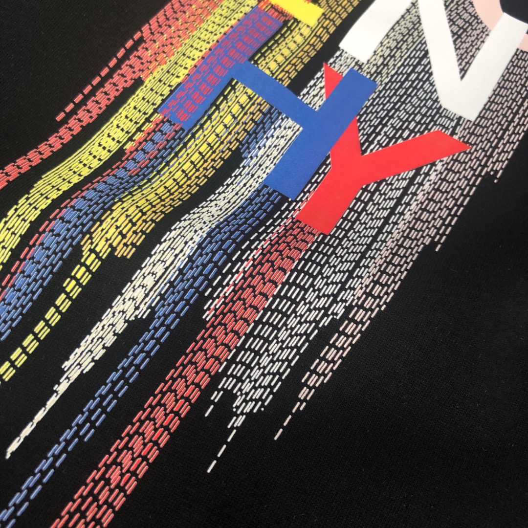 P75 GIVENCHY 纪梵希 26SS夏季新品上市🍃时尚经典圆领短袖👍🏻情侣款😆时尚单品设计，更加时尚舒适，高标准定制，上身非常有型，胸前品牌logo印花图案 客供辅料，客供进口高档面料🔥质感非常细腻，细节工艺精湛考究，塑造性极高的一款单品，任何时装都可以搭配，版型超级好 ✂️潮男必备单品 👏 颜色：黑色 白色 尺码：M-XXXL