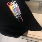 P75 GIVENCHY 纪梵希 26SS夏季新品上市🍃时尚经典圆领短袖👍🏻情侣款😆时尚单品设计，更加时尚舒适，高标准定制，上身非常有型，胸前品牌logo印花图案 客供辅料，客供进口高档面料🔥质感非常细腻，细节工艺精湛考究，塑造性极高的一款单品，任何时装都可以搭配，版型超级好 ✂️潮男必备单品 👏 颜色：黑色 白色 尺码：M-XXXL