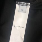 P75 GIVENCHY 纪梵希 26SS夏季新品上市🍃时尚经典圆领短袖👍🏻情侣款😆时尚单品设计，更加时尚舒适，高标准定制，上身非常有型，胸前品牌logo印花图案 客供辅料，客供进口高档面料🔥质感非常细腻，细节工艺精湛考究，塑造性极高的一款单品，任何时装都可以搭配，版型超级好 ✂️潮男必备单品 👏 颜色：黑色 白色 尺码：M-XXXL