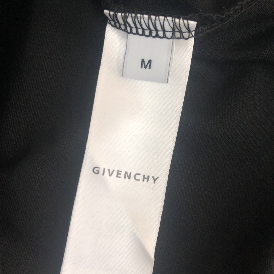 P75 GIVENCHY 纪梵希 26SS夏季新品上市🍃时尚经典圆领短袖👍🏻情侣款😆时尚单品设计，更加时尚舒适，高标准定制，上身非常有型，胸前品牌logo印花图案 客供辅料，客供进口高档面料🔥质感非常细腻，细节工艺精湛考究，塑造性极高的一款单品，任何时装都可以搭配，版型超级好 ✂️潮男必备单品 👏 颜色：黑色 白色 尺码：M-XXXL