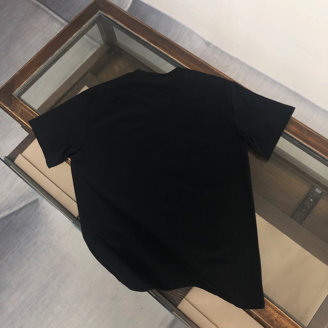 P75 GIVENCHY 纪梵希 26SS夏季新品上市🍃时尚经典圆领短袖👍🏻情侣款😆时尚单品设计，更加时尚舒适，高标准定制，上身非常有型，胸前品牌logo印花图案 客供辅料，客供进口高档面料🔥质感非常细腻，细节工艺精湛考究，塑造性极高的一款单品，任何时装都可以搭配，版型超级好 ✂️潮男必备单品 👏 颜色：黑色 白色 尺码：M-XXXL