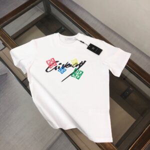 P75 GIVENCHY 纪梵希 26SS春夏最新款短袖圆领情侣款T恤～印花Logo精致升级～定制纯棉面料，极为亲肤舒适， 摸上去手感非常的柔软，质感很好，做工细致。完美体现立体感 符合品牌一贯的设计风格，整体非常不错！时尚品味T恤衫，而且内搭单穿都完全没问题！上身效果超赞👍 颜色：黑色 白色 码数： M-XXXL