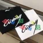 P75 GIVENCHY 纪梵希 26SS春夏最新款短袖圆领情侣款T恤～印花Logo精致升级～定制纯棉面料，极为亲肤舒适， 摸上去手感非常的柔软，质感很好，做工细致。完美体现立体感 符合品牌一贯的设计风格，整体非常不错！时尚品味T恤衫，而且内搭单穿都完全没问题！上身效果超赞👍 颜色：黑色 白色 码数： M-XXXL